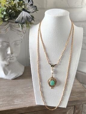 Vtg Mode-Art Locket Necklace, Gold Tone, Molded Resin, Romantic